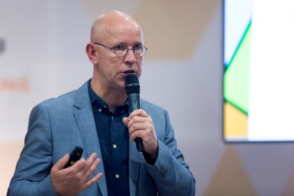 Second speaker in this session was Bart Teuwen, advisor at DLV MAS. He explained how deeper insights into future feed price developments can be gained using current data. Photo: Koos Groenewold Second speaker in this session was Bart Teuwen, advisor at DLV MAS. He explained how deeper insights into future feed price developments can be gained using current data. Photo: Koos Groenewold