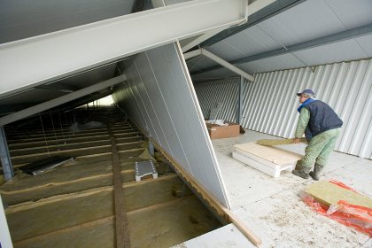 Inexpensive fibreglass wool is often used to insulate pig houses. While this is a good option, a study explored the performance of the more costly but more effective polyurethane boards. - Photo: Koos Groenewold Inexpensive fibreglass wool is often used to insulate pig houses. While this is a good option, a study explored the performance of the more costly but more effective polyurethane boards. - Photo: Koos Groenewold