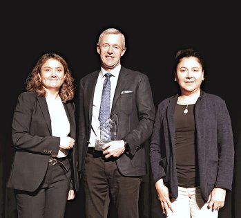 In September 2021, Dr Brockhoff (middle) received the Allen D. Leman Science in Practice Award. On the left Dr Montse Torremorell, on the right Dr Lucina Galina. - Photo: Martin H. Moen, University of Minnesota In September 2021, Dr Brockhoff (middle) received the Allen D. Leman Science in Practice Award. On the left Dr Montse Torremorell, on the right Dr Lucina Galina. - Photo: Martin H. Moen, University of Minnesota
