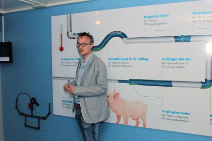 Mart Smolders, division manager pigs at MS Schippers, explains about the importance of clean drinking water for pigs. Photo: Vincent ter Beek Mart Smolders, division manager pigs at MS Schippers, explains about the importance of clean drinking water for pigs. Photo: Vincent ter Beek