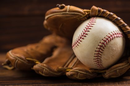 If one thinks of an oestrogen receptor as a baseball glove, its role is to catch oestrogen molecules and pass the signal on to the cells to react. If one thinks of an oestrogen receptor as a baseball glove, its role is to catch oestrogen molecules and pass the signal on to the cells to react.