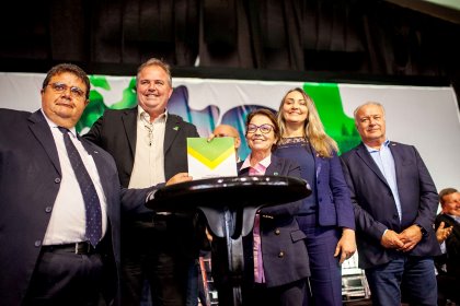 Happiness at the opening of the new Aurora plant. In the middle Brazil’s minister of agriculture, Tereza Cristina. Photo: Daniel Azevedo Happiness at the opening of the new Aurora plant. In the middle Brazil’s minister of agriculture, Tereza Cristina. Photo: Daniel Azevedo