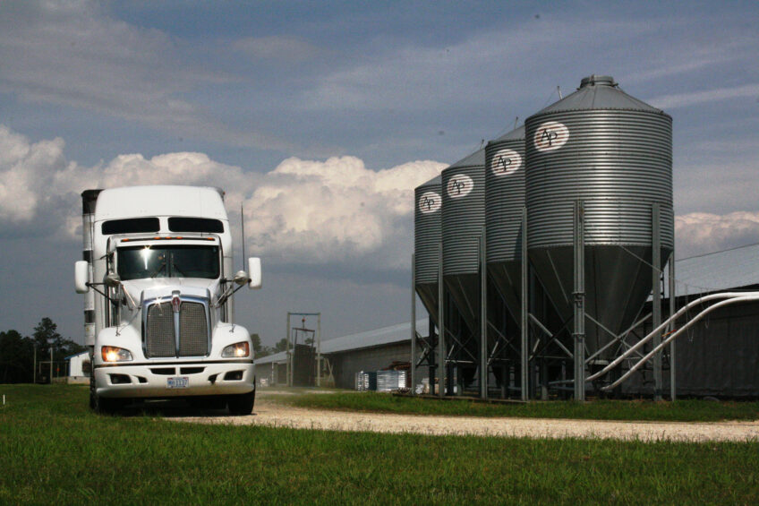 A truck with weaners is leaving a farm in North Carolina, USA. Photo: Vincent ter Beek