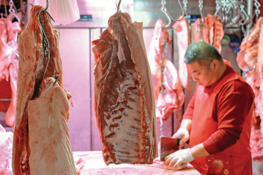 Snapshot of a butcher working on a market in Shanghai, China, March 2026. Photo: Imagechina | Sipa USA | ANP