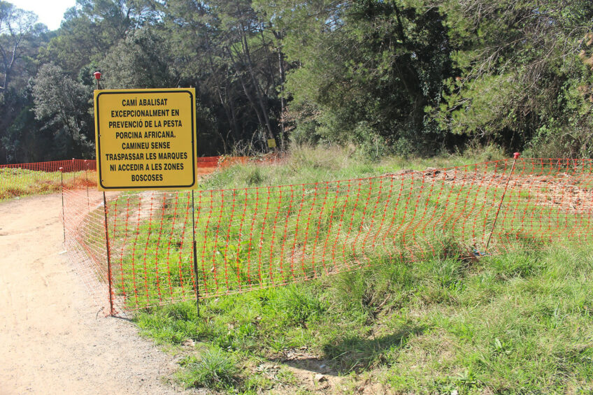 A sign informing visitors to stay on the path due to ASF in northern Spain. Photo: Vincent ter Beek